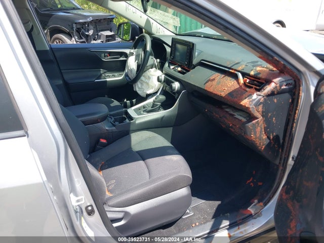 Toyota RAV4 LE 2019 JTMF1RFV0KD006052 Image 5
