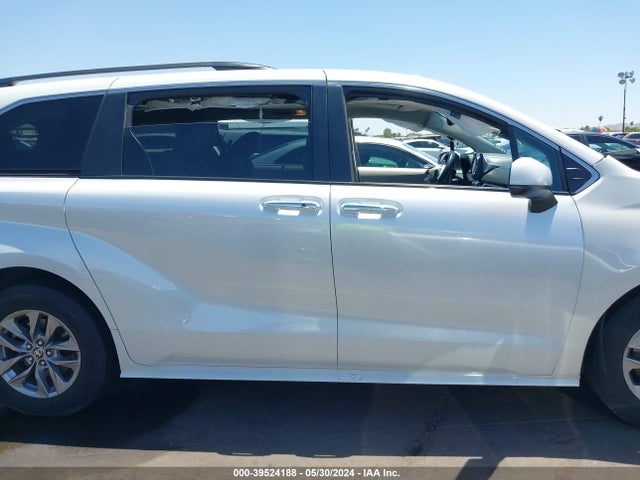 Toyota SIENNA XLE 2022 5TDYRKEC4NS082472 Image 13