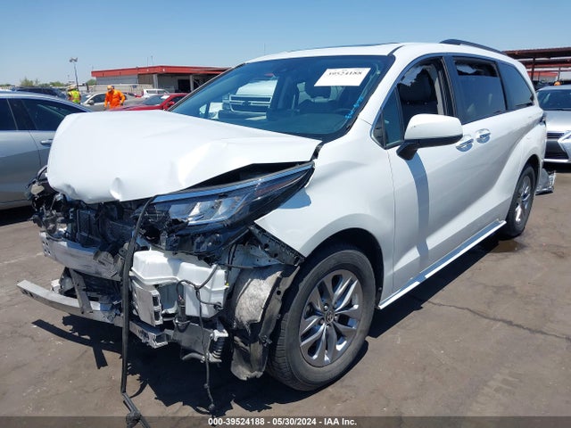 Toyota SIENNA XLE 2022 5TDYRKEC4NS082472 Image 2