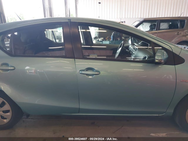 Toyota Prius C Two 2014 JTDKDTB33E1081311 Image 13