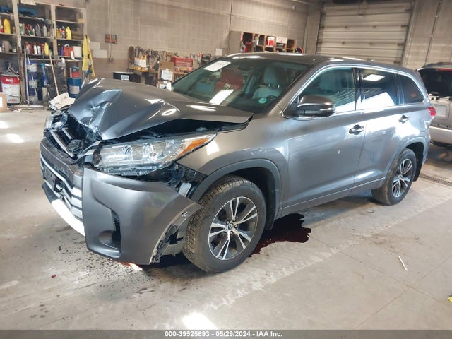 Toyota Highlander Le Plus 2018 5TDBZRFH2JS854230 Image 2
