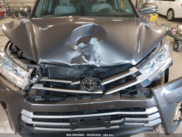 Toyota Highlander Le Plus 2018 5TDBZRFH2JS854230 Image 6