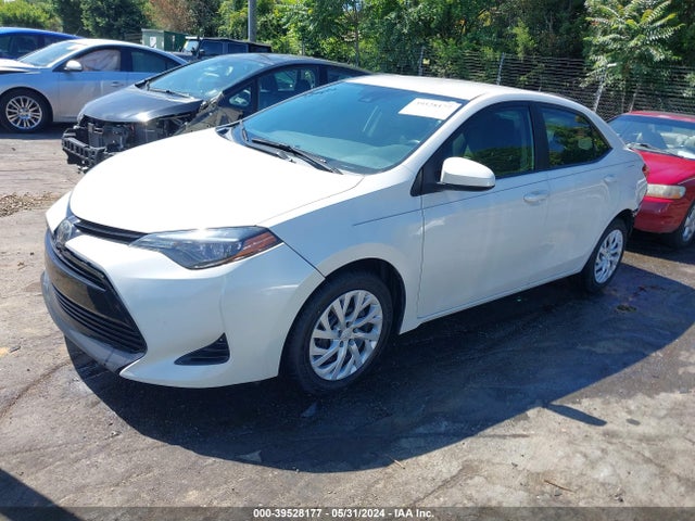 Toyota COROLLA LE 2018 5YFBURHE0JP765394 Image 2