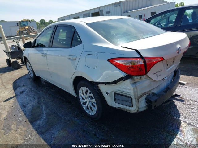Toyota COROLLA LE 2018 5YFBURHE0JP765394 Image 3