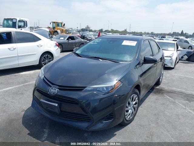 Toyota COROLLA LE 2018 5YFBURHE4JP783039 Image 2