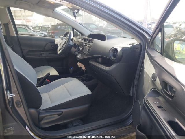 JTDKDTB30F1587373 Toyota Prius C One