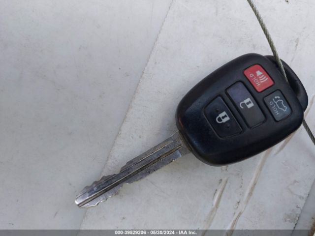 JTMRFREV5FJ031598 Toyota Rav4 Xle