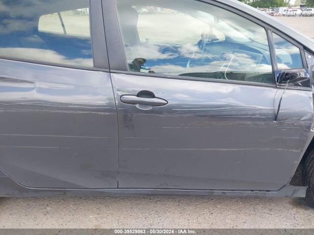Toyota Prius Two 2017 JTDKBRFU1H3042916 Image 19