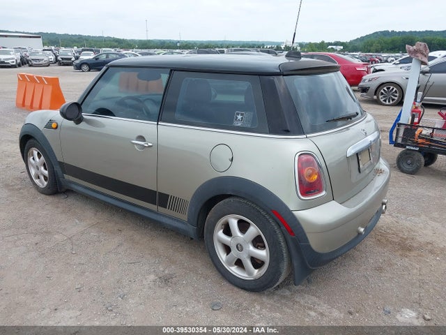 2008 MINI COOPER WMWMF335X8TU67782 Photo 2