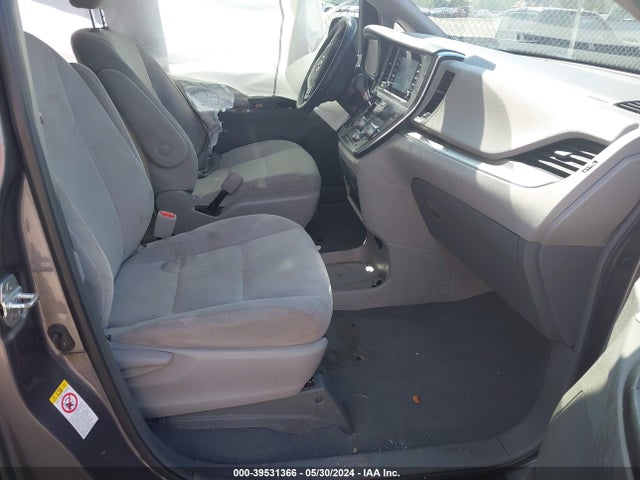 Toyota Sienna L 7 Passenger 2019 5TDZZ3DC3KS005731 Image 5