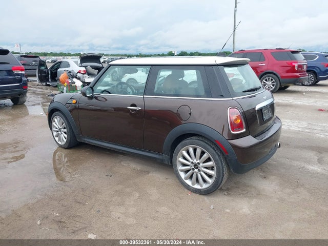 2010 MINI COOPER WMWMF3C54ATZ65806 Photo 2