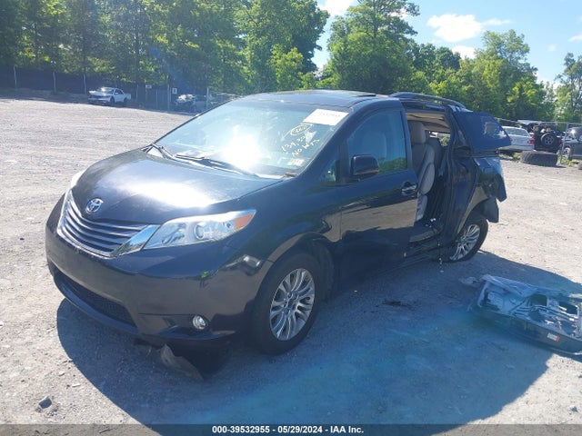 Toyota Sienna Xle 8 Passenger 2015 5TDYK3DC3FS616574 Image 2