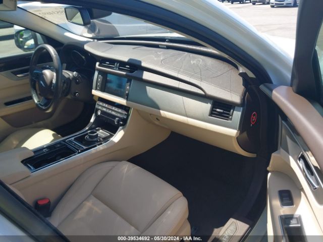 SAJBD4BV7HCY35585 Jaguar Xf 35t Premium