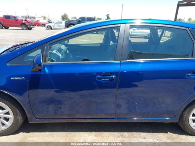 JTDZN3EUXEJ015435 Toyota Prius V Three
