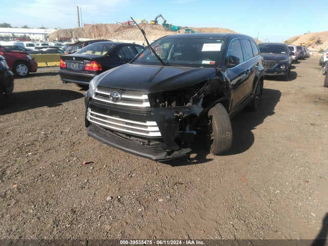 Toyota Highlander Le 2018 5TDBZRFH4JS909969 Image 2