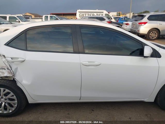 Toyota COROLLA LE 2018 5YFBURHE2JP747592 Image 13
