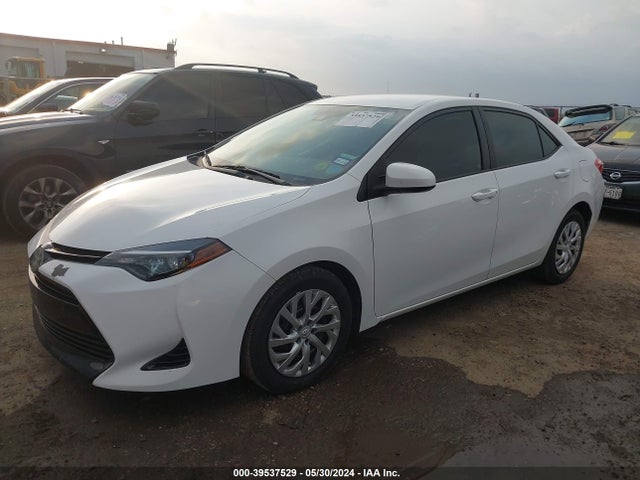 Toyota COROLLA LE 2018 5YFBURHE2JP747592 Image 2