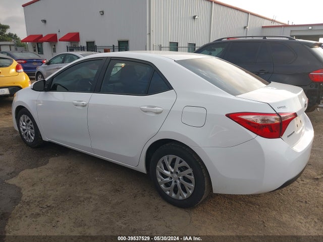 Toyota COROLLA LE 2018 5YFBURHE2JP747592 Image 3