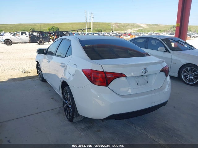 Toyota COROLLA SE 2018 5YFBURHE7JP844397 Image 3