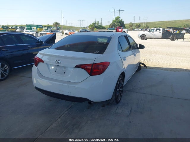 Toyota COROLLA SE 2018 5YFBURHE7JP844397 Image 4
