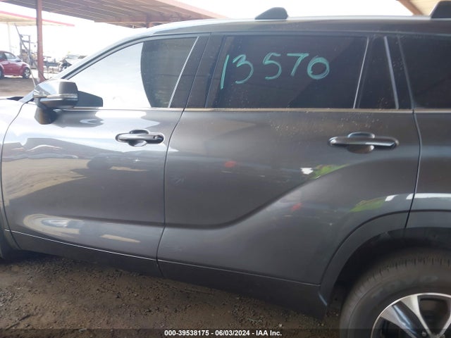 Toyota Highlander Xle 2022 5TDHZRBH7NS591738 Image 13