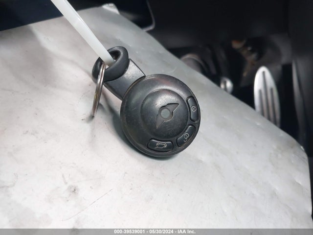 2008 MINI COOPER S WMWMF73588TV37870 Photo 10