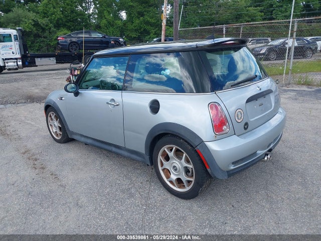 2006 MINI COOPER S WMWRE33526TN29536 Photo 2