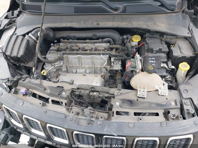 3C4NJCBB4JT226307 Jeep Compass Latitude Fwd