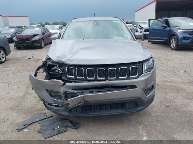 3C4NJCBB4JT226307 Jeep Compass Latitude Fwd