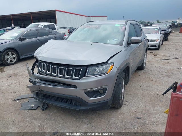 3C4NJCBB4JT226307 Jeep Compass Latitude Fwd