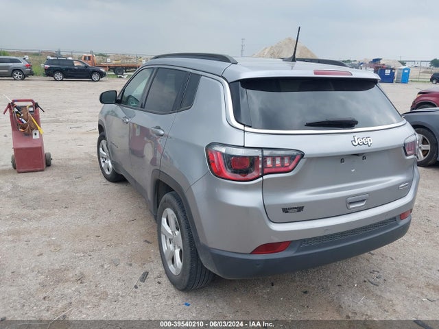 3C4NJCBB4JT226307 Jeep Compass Latitude Fwd