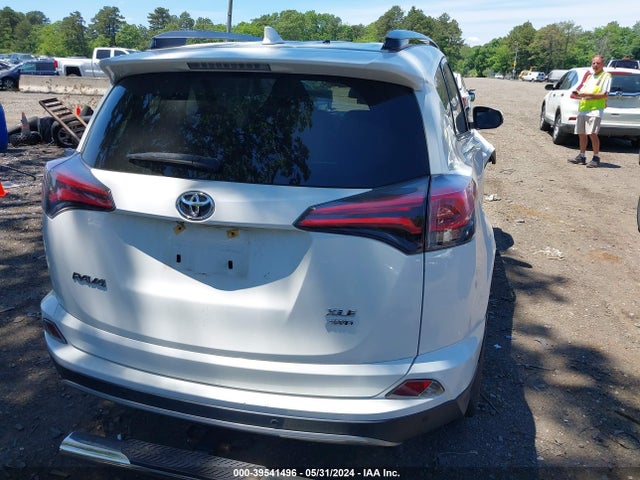 Toyota Rav4 Xle 2018 JTMRFREV8JJ723878 Image 16
