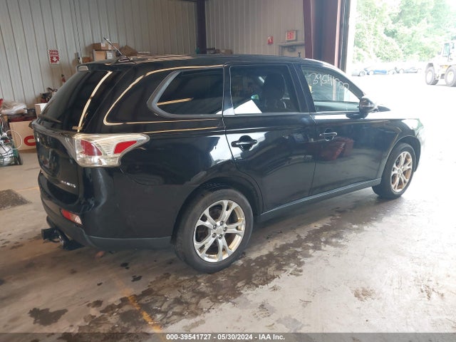 JA4AZ3A3XEZ009855 Mitsubishi Outlander Se