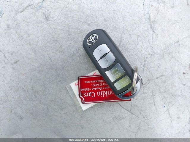 3MYDLBYV2KY509408 Toyota YARIS LE