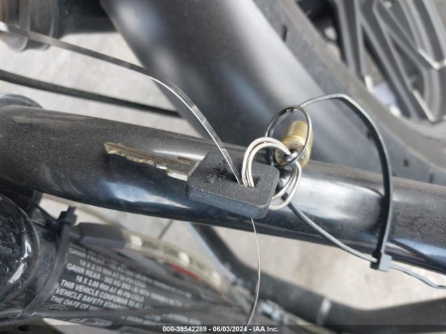 2018 HARLEY-DAVIDSON XL883 1HD4LE216JC419836 Photo 10