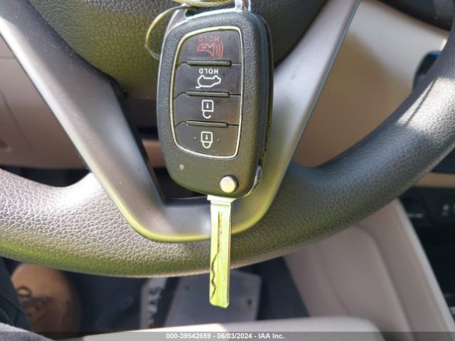 KM8J23A41HU462827 Hyundai TUCSON SE