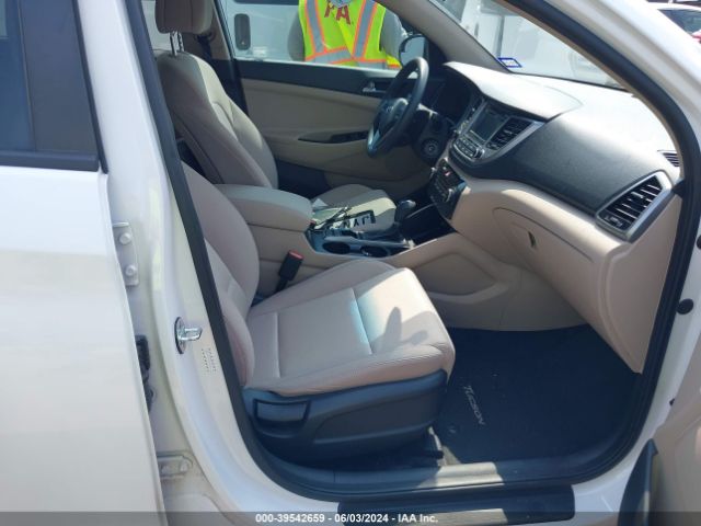 KM8J23A41HU462827 Hyundai TUCSON SE