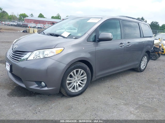 Toyota Sienna Xle 8 Passenger 2017 5TDYZ3DC3HS782818 Image 2