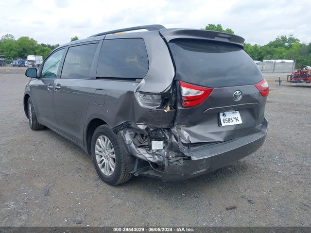 Toyota Sienna Xle 8 Passenger 2017 5TDYZ3DC3HS782818 Image 3