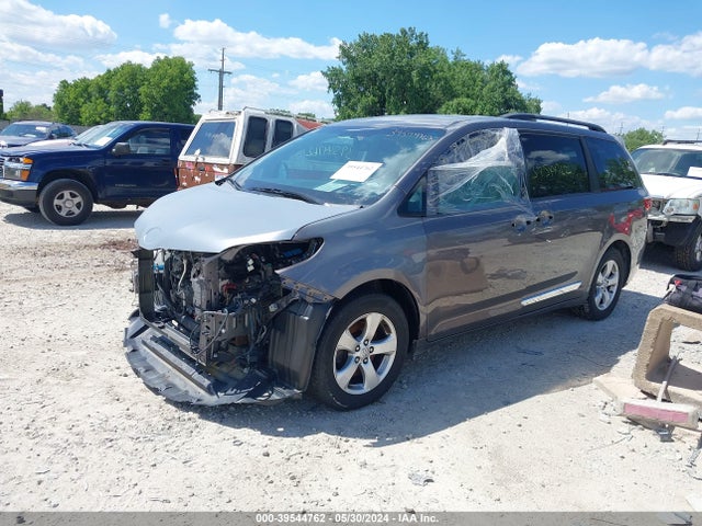 Toyota Sienna Le 8 Passenger 2017 5TDKZ3DC6HS785380 Image 2