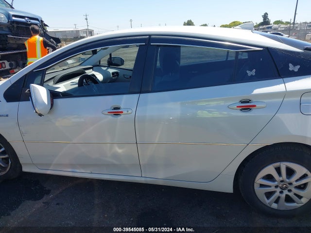 Toyota Prius Two 2016 JTDKBRFU7G3012804 Image 14