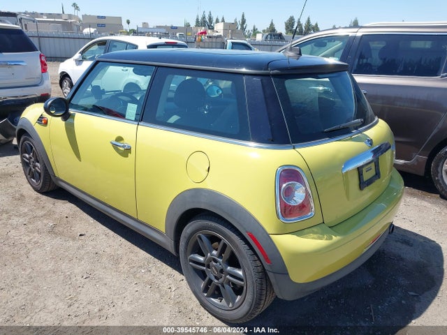 2011 MINI COOPER WMWSU3C50BTX96091 Photo 2