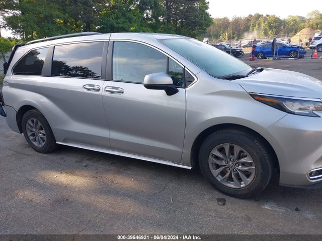 Toyota SIENNA XLE 2022 5TDYSKFC7NS055866 Image 13