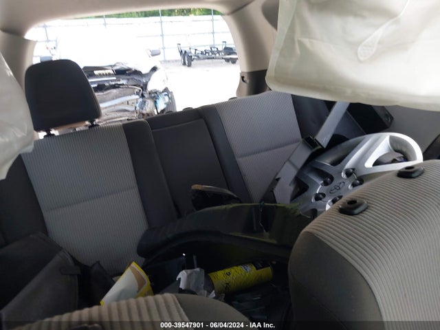 Toyota RAV4 LE 2015 JTMBFREV5FJ020618 Image 8