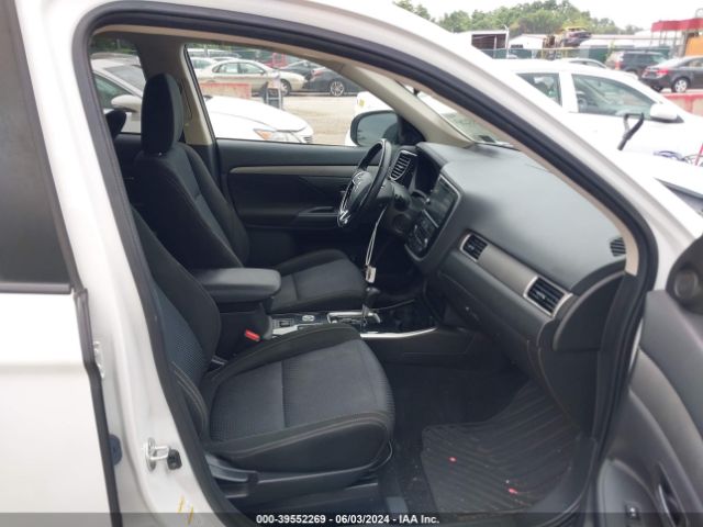 JA4AZ3A38HZ049100 Mitsubishi Outlander Se