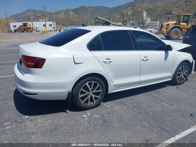 3VWDB7AJ0JM219189 Volkswagen Jetta 1.4t Se/1.4t Wolfsburg Edition