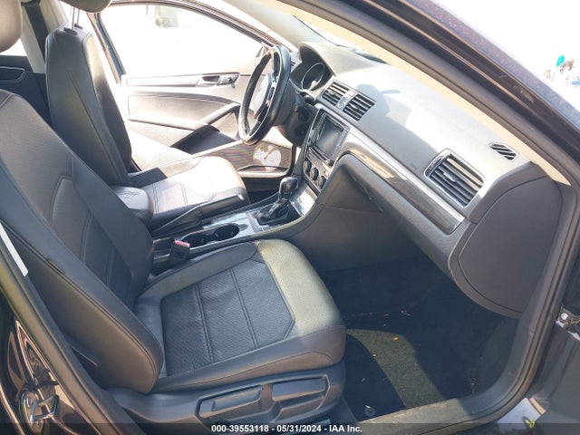 1VWBT7A33HC061027 Volkswagen Passat 1.8t Se