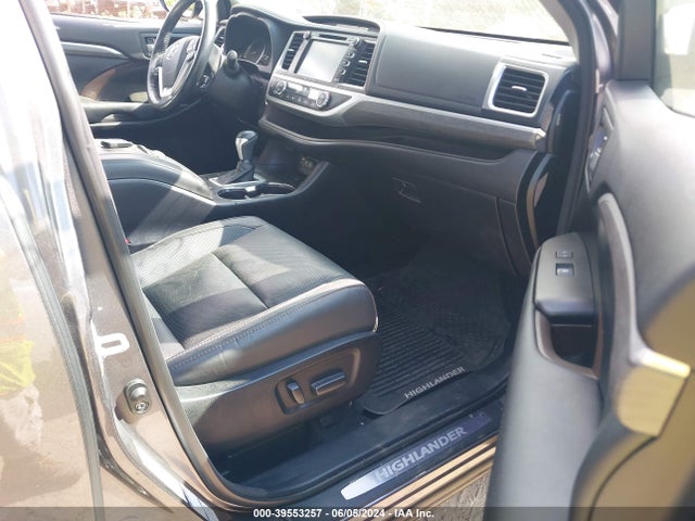 Toyota Highlander Limited Platinum 2018 5TDDZRFH2JS805490 Image 5