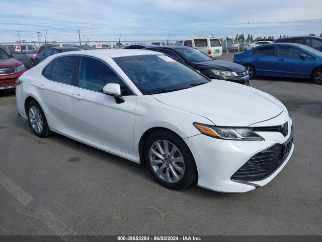 Toyota CAMRY LE 2018 4T1B11HK7JU525032 zdjęcie główne