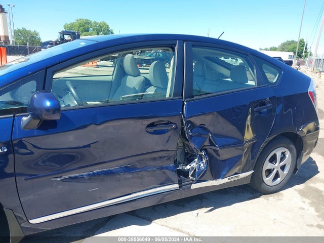 Toyota Prius Three 2014 JTDKN3DU4E0392299 Image 6